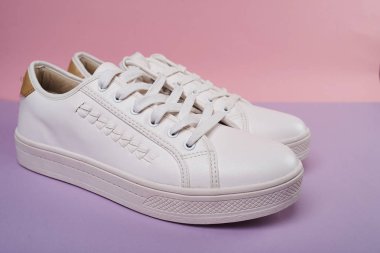 Renkli arka planda moda beyaz ayakkabılar 