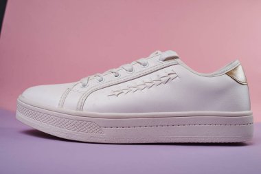 Renkli arka planda moda beyaz ayakkabılar 