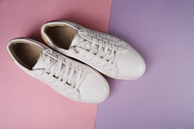 Renkli arka planda moda beyaz ayakkabılar 