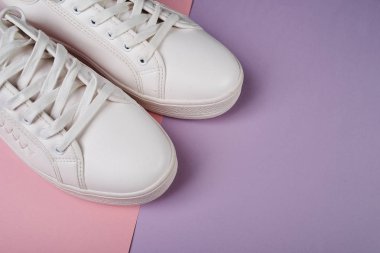 Renkli arka planda moda beyaz ayakkabılar 