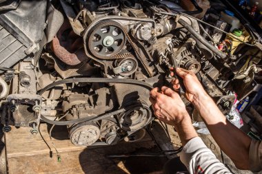 Erkek teknisyen sabitleme araba motoru