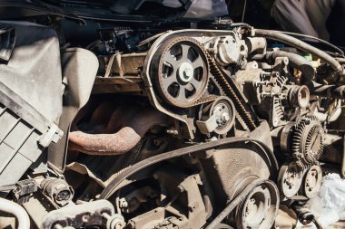 Araç motoru arka planının seçici odağı