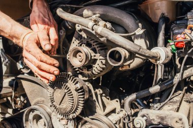 Erkek teknisyen sabitleme araba motoru