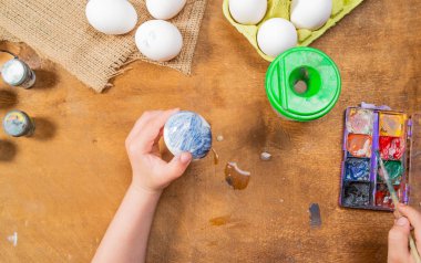 Çocuk boyama yumurta, Paskalya kavramı kırpılmış görüntü 