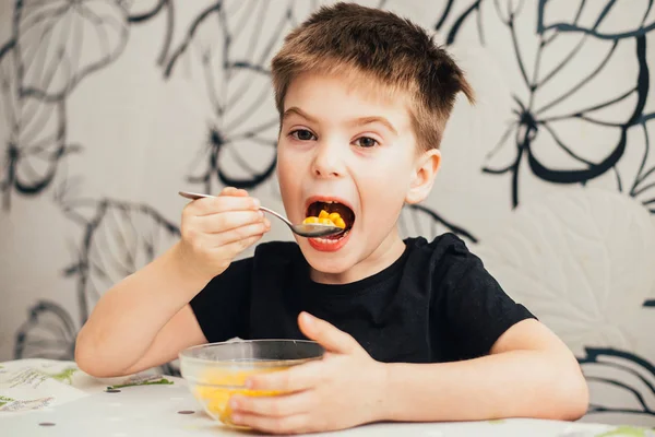 Masada kase gelen mutlu sevimli çocuk yeme Mısır 