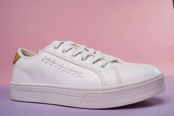 カラフルな背景にファッショナブルな白い靴 — ストック写真