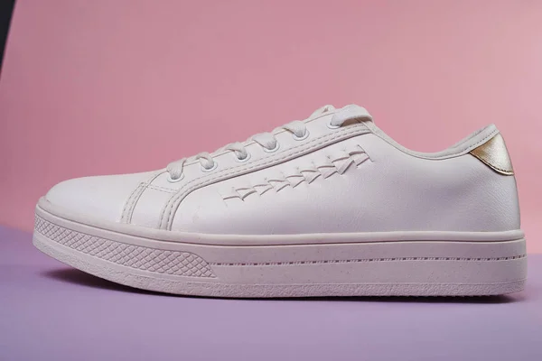 Sapatos Brancos Moda Fundo Colorido — Fotografia de Stock