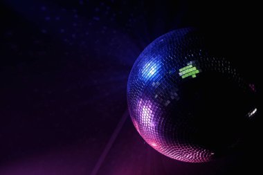 Disko topu renkli aydınlatma düşük açı görünümü 