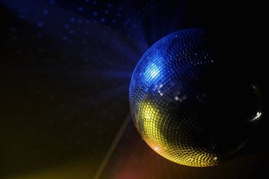 Disko topu renkli aydınlatma düşük açı görünümü 