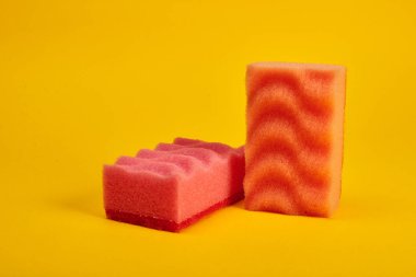 Sarı arka planda kırmızı yıkama süngerleri