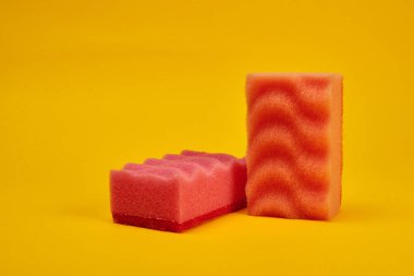 Sarı arka planda kırmızı yıkama süngerleri