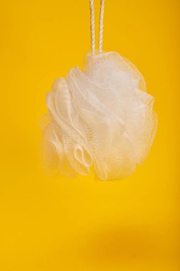 Sarı arka plandaki sünger görüntüsünü yakınlatın