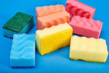 Mavi arka planda sünger yıkama