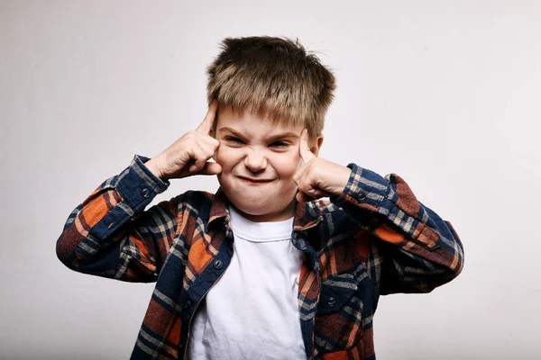 Emotionell Bedårande Pojke Poserar Grå Bakgrund — Stockfoto