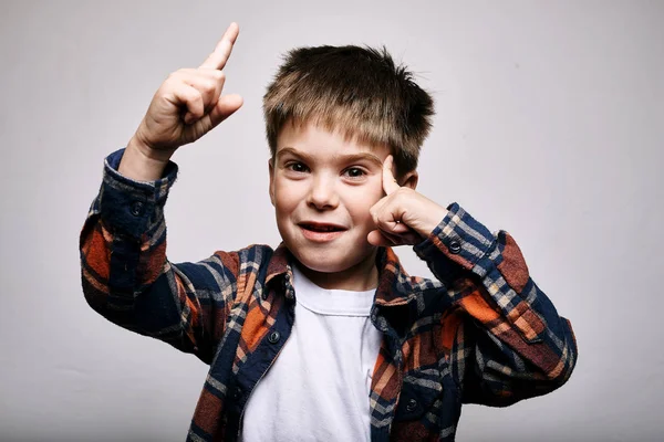 Söt Pojke Gör Idé Gest Grå Bakgrund — Stockfoto