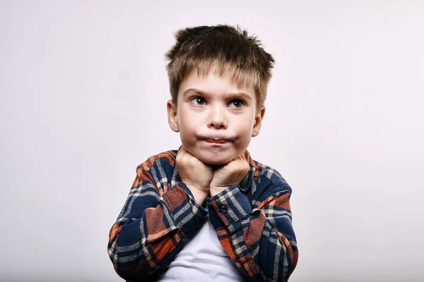 Niño Adorable Emocional Posando Sobre Fondo Gris — Foto de Stock