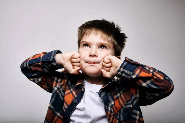 Emotioneel Schattig Jongen Poseren Grijze Achtergrond — Stockfoto