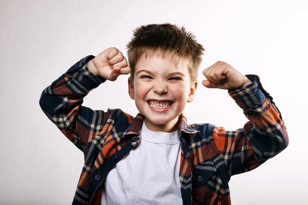 Lachende Jongen Poseren Grijze Achtergrond — Stockfoto