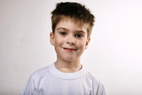 Lycklig Bedårande Pojke Poserar Grå Bakgrund — Stockfoto