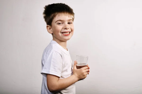 Estudio Niño Con Taza Agua Sobre Fondo Gris — Foto de Stock