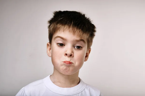 Emosional Adorable Boy Berpose Latar Belakang Abu Abu — Stok Foto