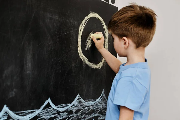 Kleine Jongen Schilderij Door Krijt Zwarte Bord — Stockfoto