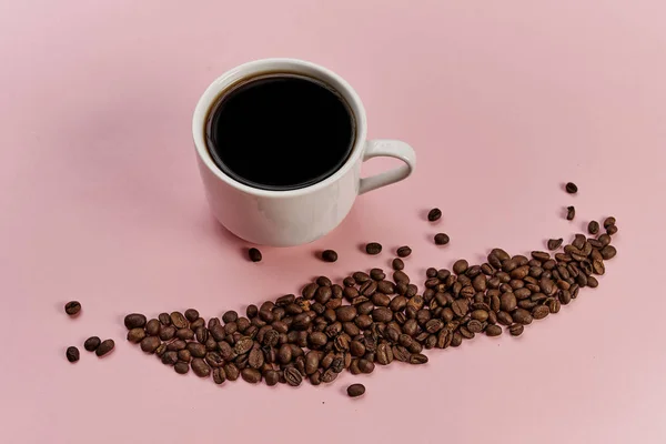 Kopje Geroosterde Aromatische Koffiebonen Roze Achtergrond — Stockfoto