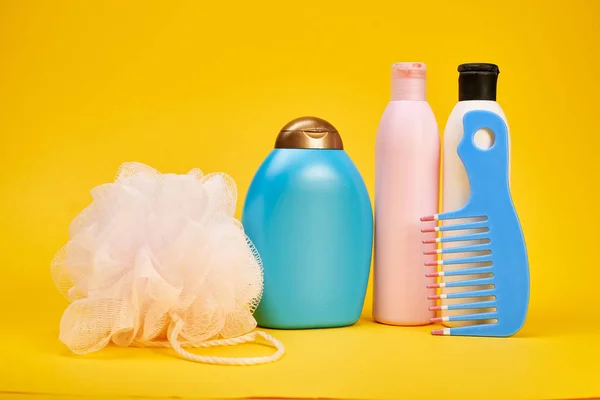 Estúdio Tiro Shampoo Cabelo Esponja Escova Cabelo Chuveiros Gel Fundo — Fotografia de Stock