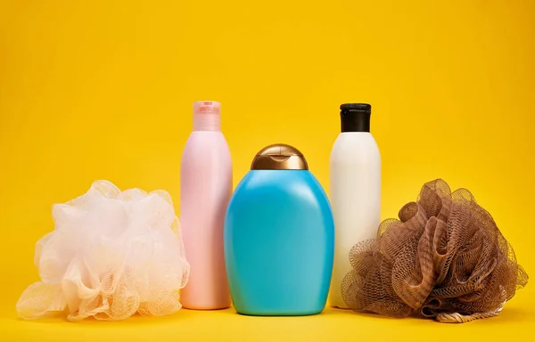 Estúdio Tiro Shampoo Cabelo Esponjas Chuveiros Gel Fundo Amarelo — Fotografia de Stock