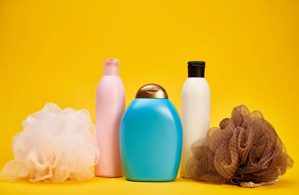 Estúdio Tiro Shampoo Cabelo Esponjas Chuveiros Gel Fundo Amarelo — Fotografia de Stock