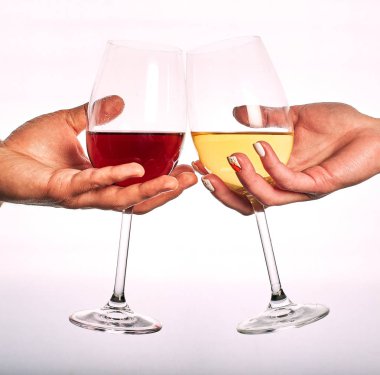 Gri arka planda şarap bardakları ile çift klinking kısmi görünümü