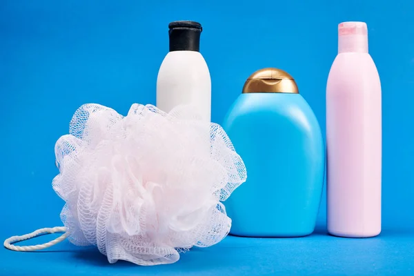 Estúdio Tiro Shampoo Cabelo Esponja Gel Chuveiros Fundo Azul — Fotografia de Stock