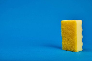 Mavi arkaplanda sarı yıkama süngeri