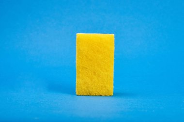 Mavi arkaplanda sarı yıkama süngeri