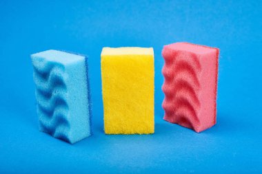 Mavi arka planda sünger yıkama