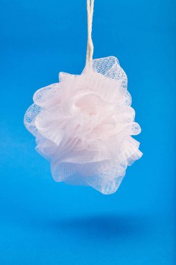 Mavi arka plandaki sünger görüntüsünü yakınlatın