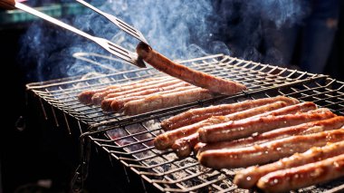 Izgara sosis pişirme adam Kırpılmış görüntü 