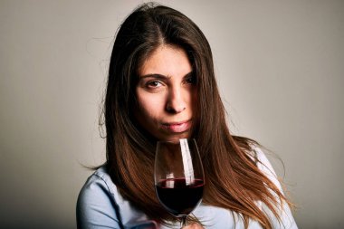 Gri arka planda şarap cam ile Çekici kadın 