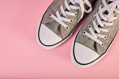 Moda gri spor ayakkabı stüdyo çekim 