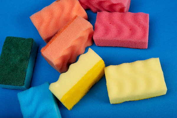 Мытье губок на синем фоне
