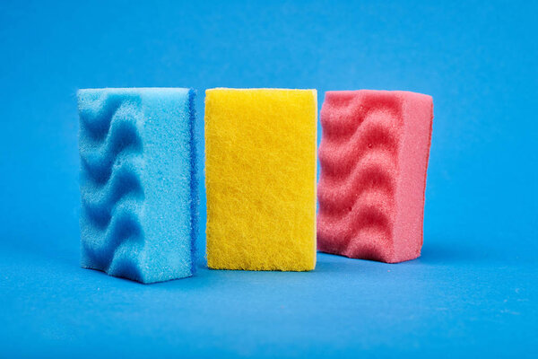 Мытье губок на синем фоне
