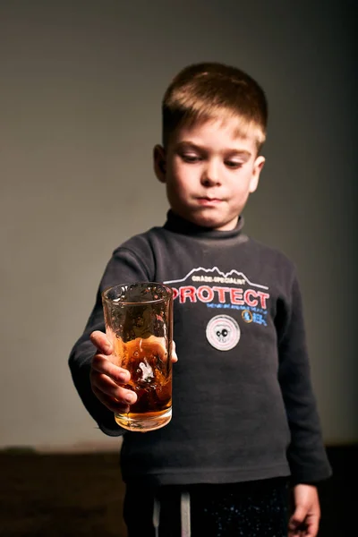 Adorable Niño Pequeño Con Taza Jugo Sobre Fondo Gris — Foto de Stock