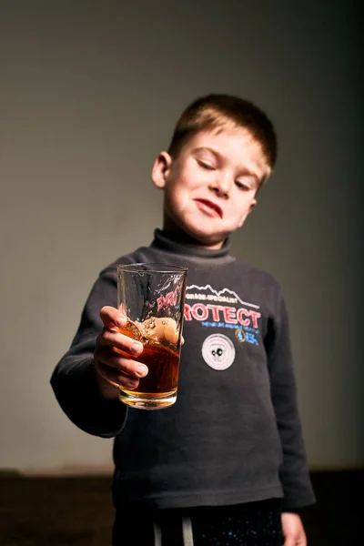 Adorable Niño Pequeño Con Taza Jugo Sobre Fondo Gris — Foto de Stock