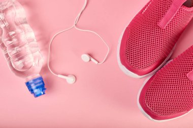 Su ve kulaklık şişesi ile koşu ayakkabıları, spor konsepti