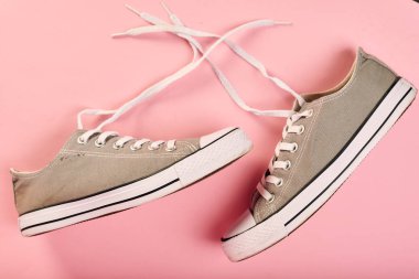 Moda gri spor ayakkabı stüdyo çekim 