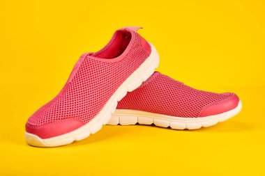 Sarı arka planda pembe şık spor ayakkabılar