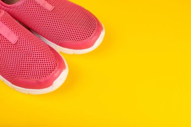 Sarı arka planda pembe şık spor ayakkabılar