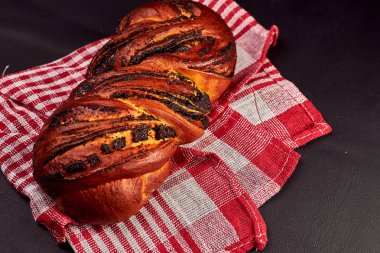 Mutfak havlusu ile masada lezzetli taze pasta