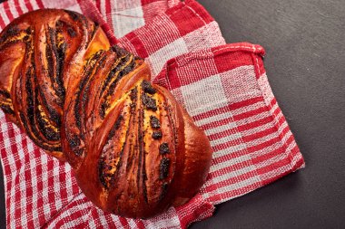 Mutfak havlusu ile masada lezzetli taze pasta