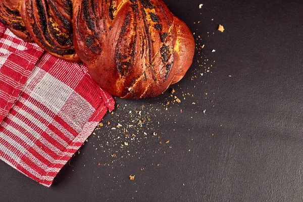 Läckra Färska Bakverk Bord Med Kökshandduk — Stockfoto